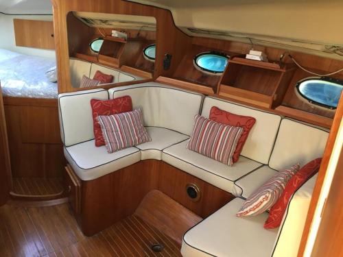 un asiento en la parte trasera de un barco con almohadas rojas en Barca americana old style refittata, en Génova