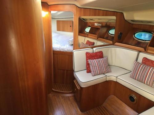 una piccola cabina con due cuscini su una barca di Barca americana old style refittata a Genova