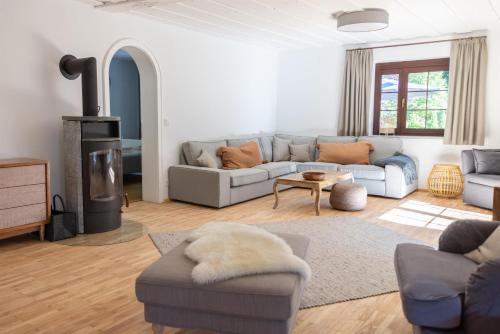 sala de estar con sofá y chimenea en Haus Trudi en Walchsee