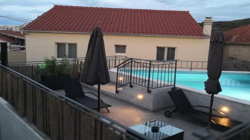 Fotografia z galérie ubytovania Family friendly house with a swimming pool Slatine, Ciovo - 15149 v Slatine