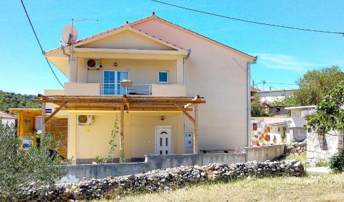 Fotografia z galérie ubytovania Family friendly house with a swimming pool Slatine, Ciovo - 15149 v Slatine