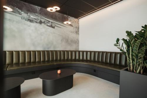 a room with a bench and a table at Roannay - Francorchamps in Francorchamps