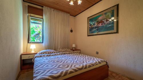 um quarto com uma cama e uma janela em Holiday house with a parking space Lokve, Gorski kotar - 18226 em Delnice