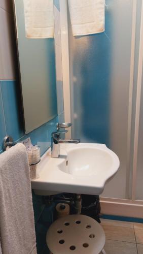 a bathroom with a white sink and a mirror at Hotel Klein Wien in Piano di Sorrento