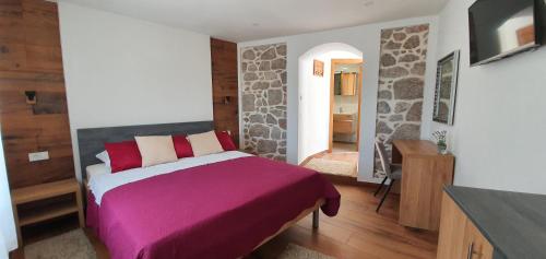 Un dormitorio con una cama con una manta morada. en Holiday house with a parking space Milovac, Paklenica - 15168, en Starigrad-Paklenica