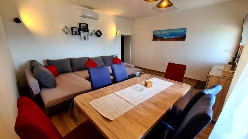 una sala de estar con una mesa y un sofá en Holiday house with a parking space Milovac, Paklenica - 15168, en Starigrad-Paklenica