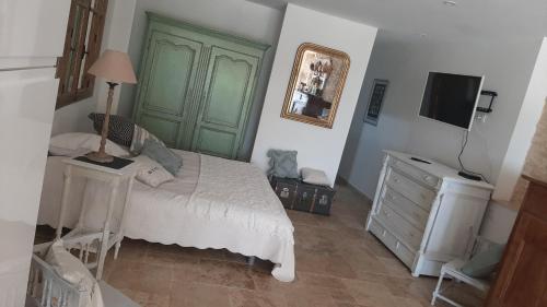Posteľ alebo postele v izbe v ubytovaní Charmant studio dans maison d'hôte dans un écrin de verdure