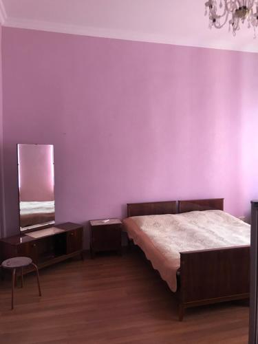 Ένα ή περισσότερα κρεβάτια σε δωμάτιο στο ЦЕНТР ГОРОДА СПОКОЙНАЯ УЛИЦА