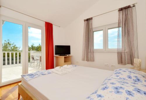 Postel nebo postele na pokoji v ubytování Family friendly house with a swimming pool Podstrana, Split - 12918