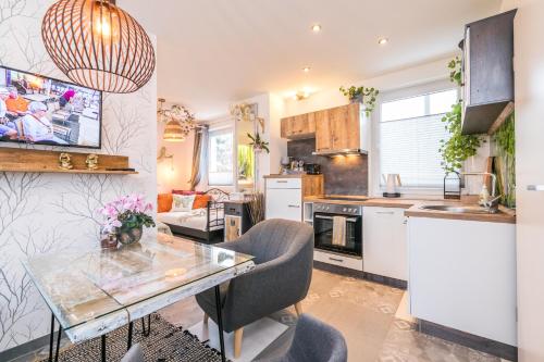 una cucina con un tavolo e una sala da pranzo di Ferienwohnungen SIRI a Burgstaedt