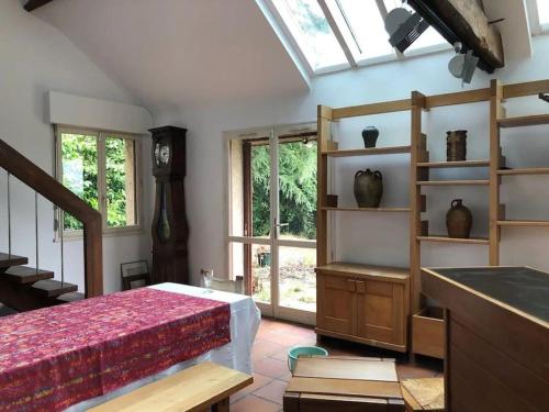 1 dormitorio con cama y ventana en Villa au cœur des vignes de Chavignol, en Sancerre