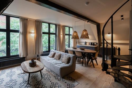 een woonkamer met een bank en een tafel bij BTFL Living Antwerp in Antwerpen