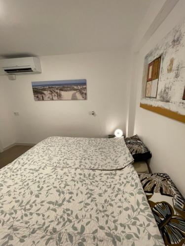 ein Schlafzimmer mit einem Bett in einem Zimmer in der Unterkunft Spanish Sunrise in Benidorm