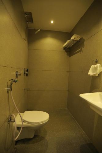 ウダイプールにあるHotel City Express Udaipur - My Downtown Hotelsのトイレと洗面台付きのバスルーム