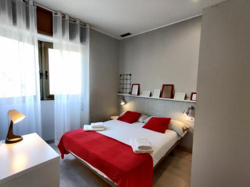 Posteľ alebo postele v izbe v ubytovaní Fira Plaza España apartment