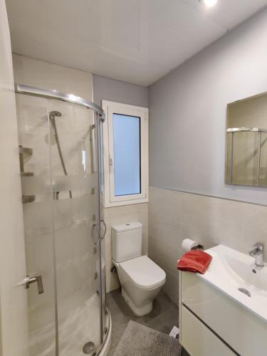ein Bad mit einer Dusche, einem WC und einem Waschbecken in der Unterkunft Fira Plaza España apartment in Barcelona