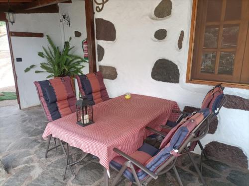 a pink table and chairs on a patio at Casa Elea in San Bartolomé de Tirajana