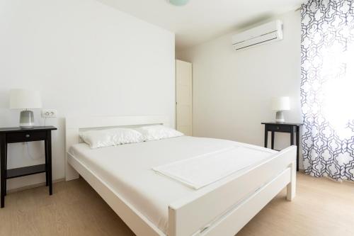 Posteľ alebo postele v izbe v ubytovaní Family friendly apartments with a swimming pool Soline, Krk - 9715