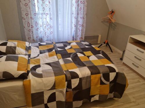 sypialnia z łóżkiem, komodą i oknem w obiekcie Belle chambre avec balcon w mieście Arques