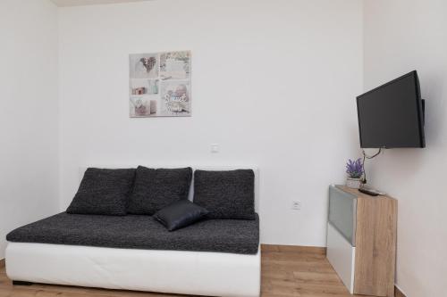 Apartments by the sea Mimice, Omis - 2736にあるテレビまたはエンターテインメントセンター