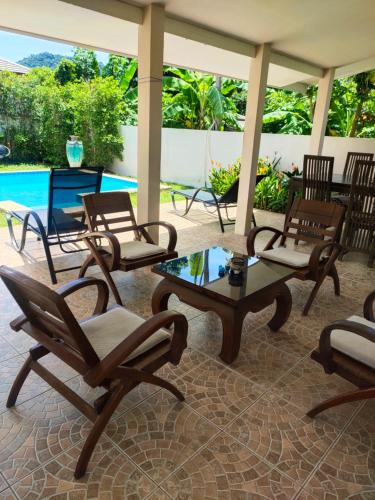 patio con sedie, tavolo e piscina di Wirason villa 2BR a Ko Samui
