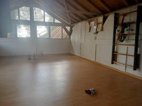 an empty garage with a room with a wooden floor at Hakuna Matata Glamping timon in Salento