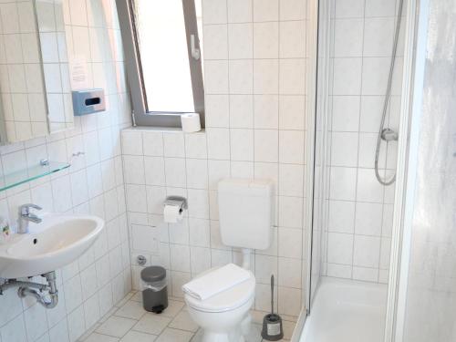 Bathroom sa "Blaues Haus am See mit Boot"