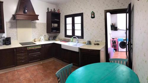 cocina con fregadero y mesa con sillas en Lanzate, en Tinajo