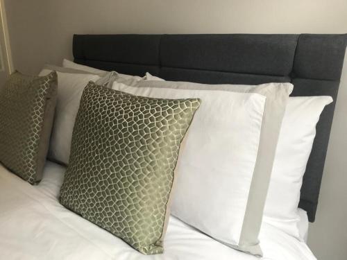 Una cama o camas en una habitación de 1Bed Golfhill Cottage