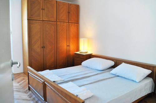 Postel nebo postele na pokoji v ubytování Apartments by the sea Omis - 2822