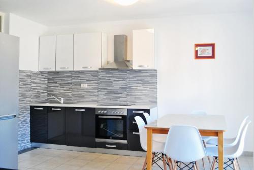 Kuchyň nebo kuchyňský kout v ubytování Apartments by the sea Omis - 2822