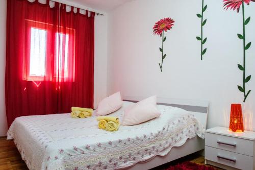 Postel nebo postele na pokoji v ubytování Apartments by the sea Sutivan, Brac - 2851