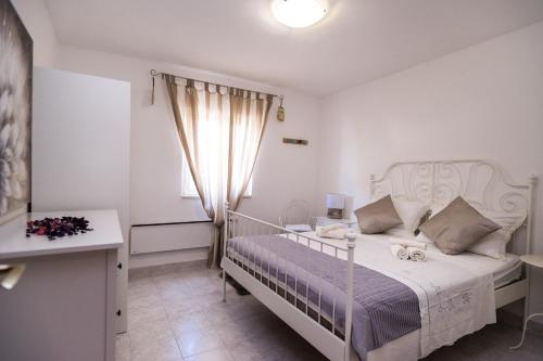 Postel nebo postele na pokoji v ubytování Apartments by the sea Sutivan, Brac - 2851