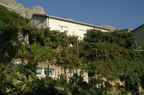 Fotografia z galérie ubytovania Apartments by the sea Omis - 2823 v Omise