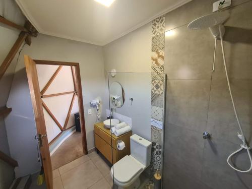 a bathroom with a toilet and a shower at Domo da Cuesta - Glamping com vista para a montanha in Bofete
