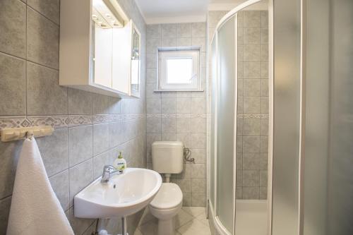W łazience znajduje się umywalka, toaleta i prysznic. w obiekcie Apartments by the sea Razanj, Rogoznica - 2970 w Rogoznicy