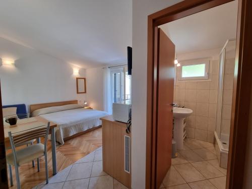 Kúpeľňa v ubytovaní Apartments by the sea Duce, Omis - 2821