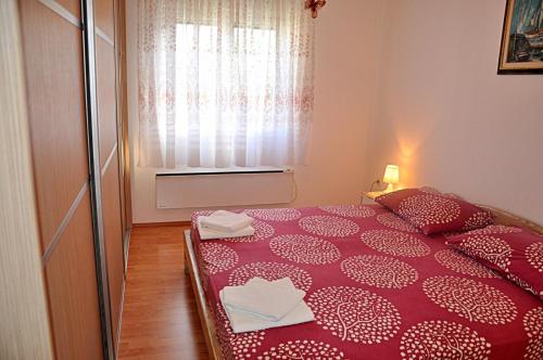 Apartments with parking space Supetar, Brac - 2845
