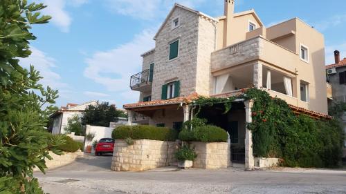 Apartments with parking space Postira, Brac - 2913