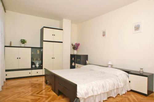 Кровать или кровати в номере Apartments by the sea Mirca, Brac - 2853