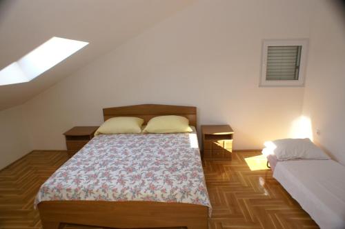 a bedroom with two beds and a window at Apartments with a parking space Vinisce, Trogir - 2987 in Vinišće