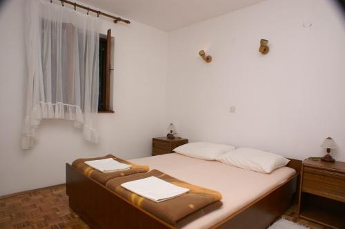 sypialnia z łóżkiem z dwoma ręcznikami w obiekcie Apartments by the sea Milna, Brac - 2962 w mieście Milna