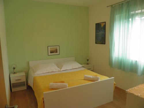 A bed or beds in a room at Apartments with a parking space Mirca, Brac - 2838