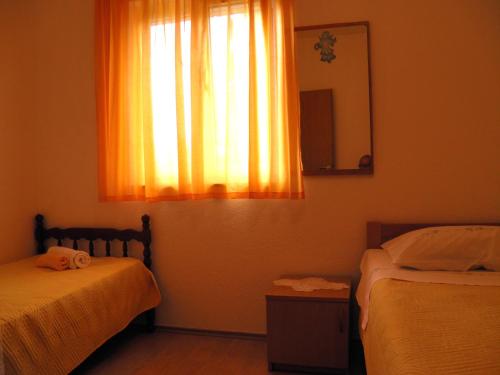 Katil atau katil-katil dalam bilik di Apartments with parking space Mirca, Brac - 2838