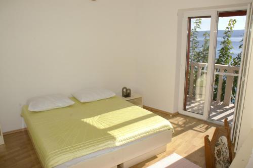 Postel nebo postele na pokoji v ubytování Apartments by the sea Bol, Brac - 2905