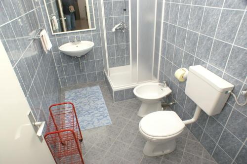 Koupelna v ubytování Apartments by the sea Bol, Brac - 2905