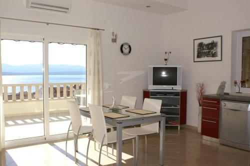 Apartments with parking space Bol, Brac - 2900