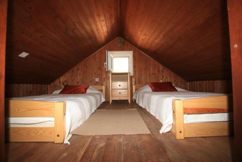 una camera con 2 letti in una cabina di legno di Holiday house with a parking space Bol, Brac - 2894 a Bol