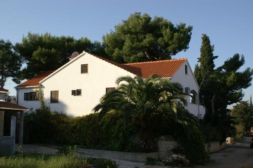 Apartments by the sea Mirca, Brac - 2902