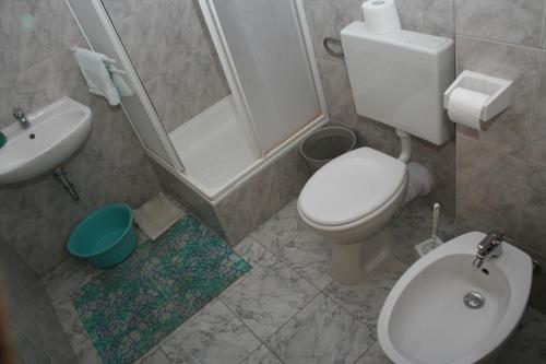 W łazience znajduje się toaleta, prysznic i umywalka. w obiekcie Apartment Bol 2884a w Bol